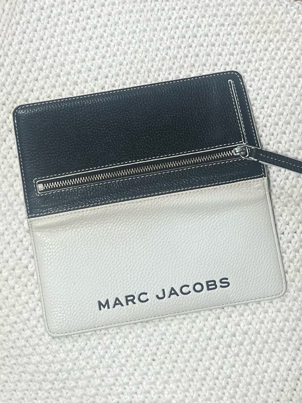 *RARE*Marc Jacobs Cream Pebbled Leather Long Snap Closure Wallet with Black Logo - Picture 3 of 3